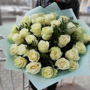 Букет в оформлении 31 белая роза с зеленью