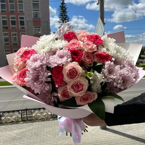 Букет сборный розы и хризантемы с оформлением