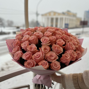 Моно букет из 55 розовых роз